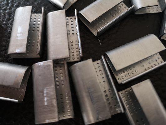 Silencios de poliéster PET con correas metálicas de agarre Superficie normal o electroplacada 2000pcs/caja