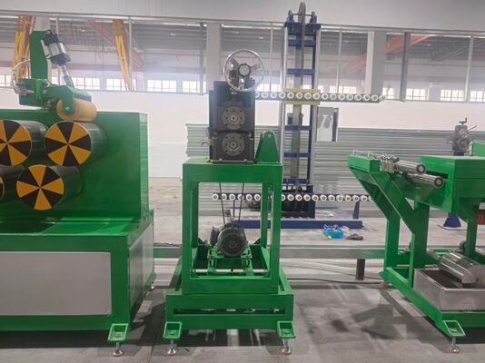 Sincronización de cuatro líneas, repujado eficiente – Solución de unidad de repujado de alta producción para línea de producción de correas de PP