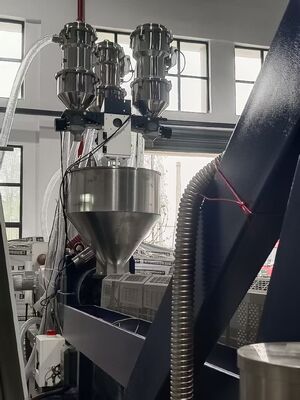 Sistema Integrado de Secado y Alimentación Automática, Tolva de SS de 300 kg – Línea de Extrusión de Banda de PP